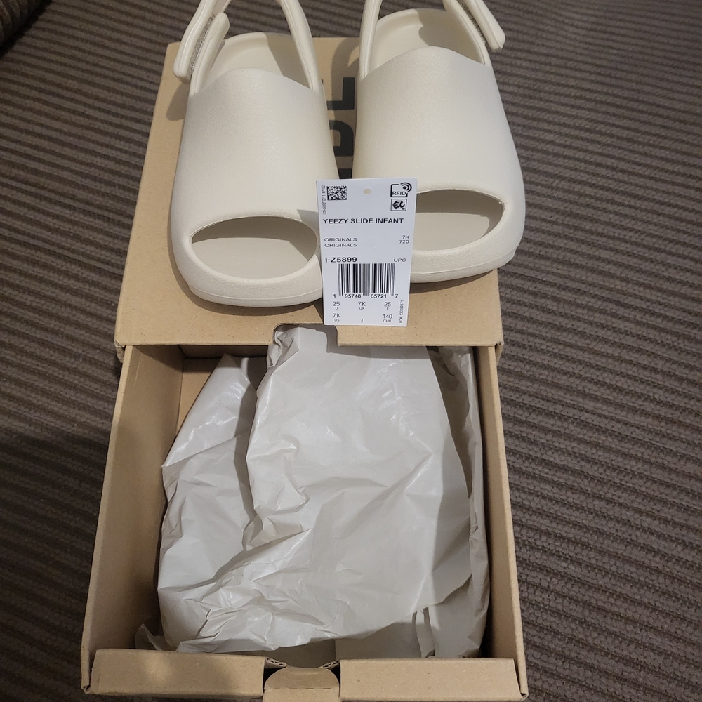 Yeezy Slide in Off-White